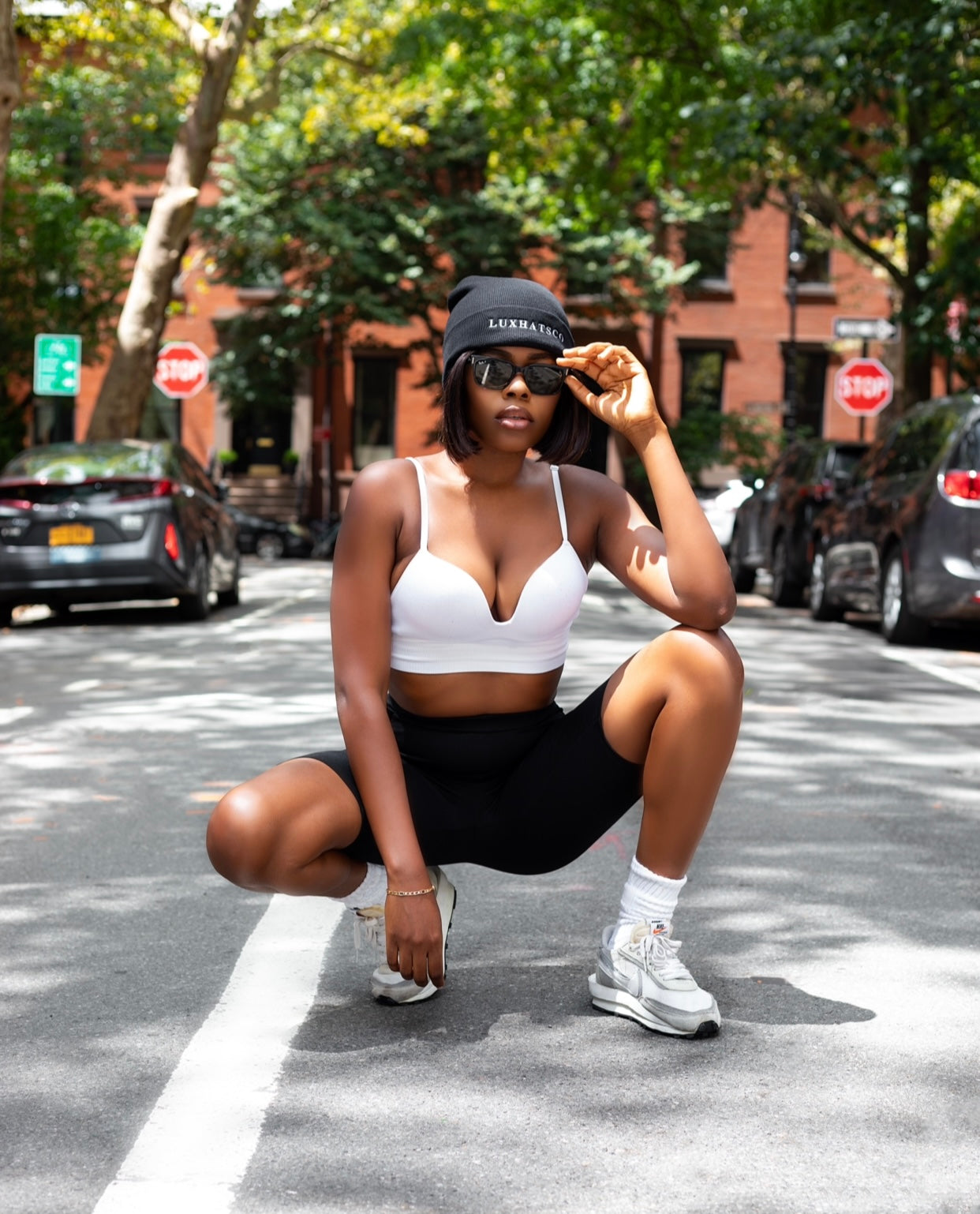 Model LUXHATSCO Logo Beanie streetwear look